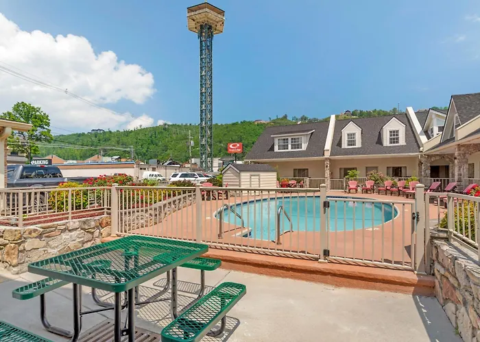 Econo Lodge Inn & Suites Gatlinburg At The Convention Center
