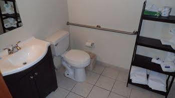 Hotel Econo & At The Convention Center 2*