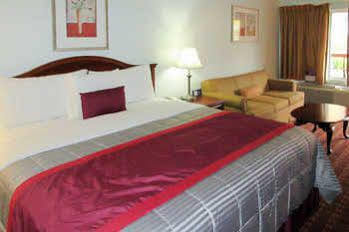 Hotel Econo & At The Convention Center 2*