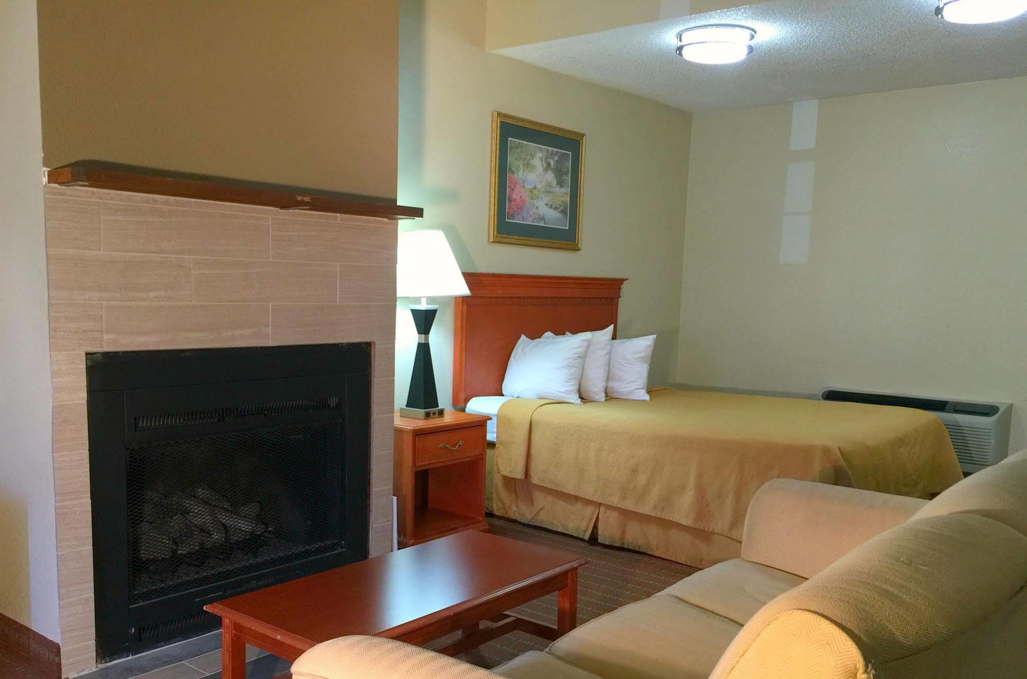 Hotel Econo & At The Convention Center 2*