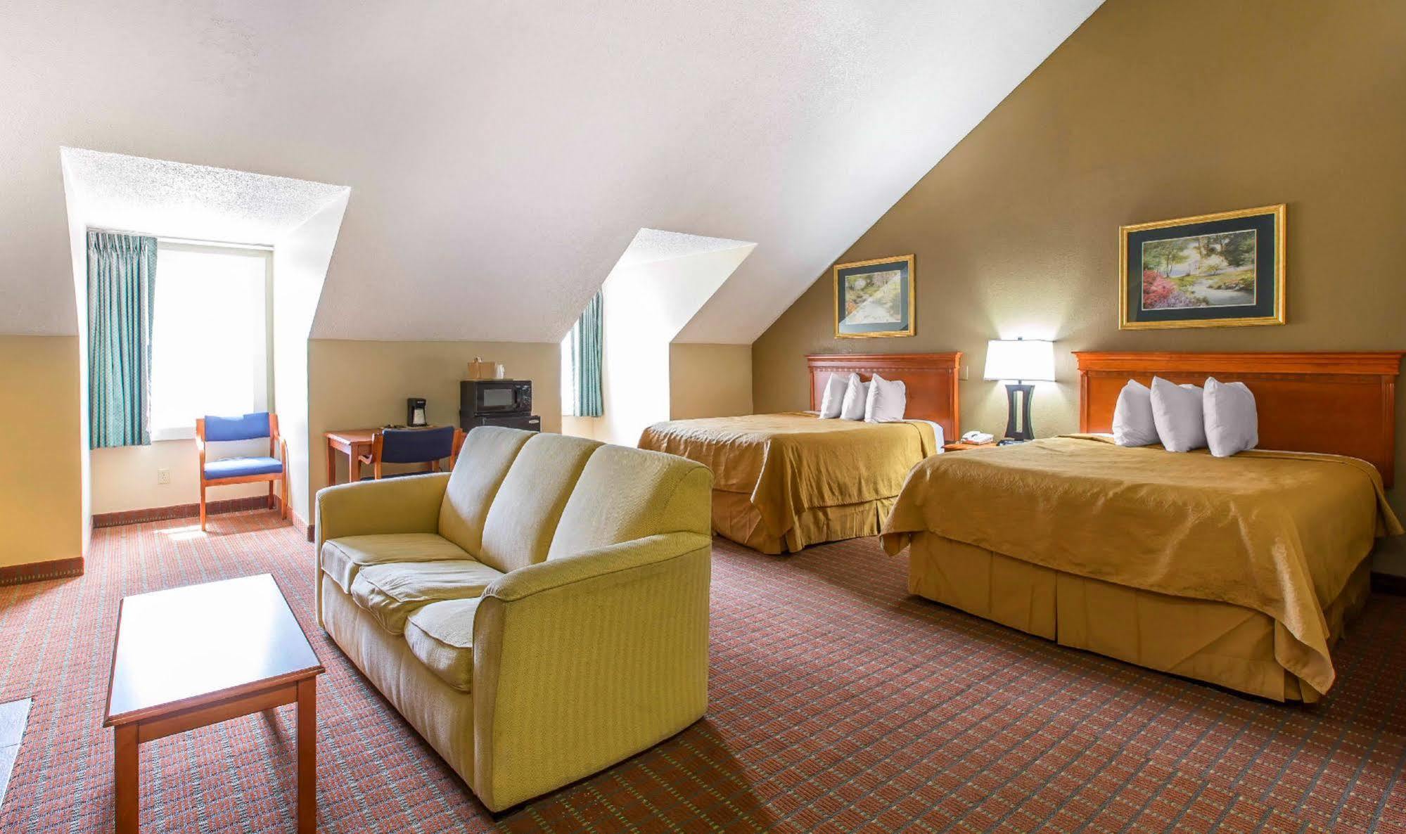 Hotel Econo & At The Convention Center 2*