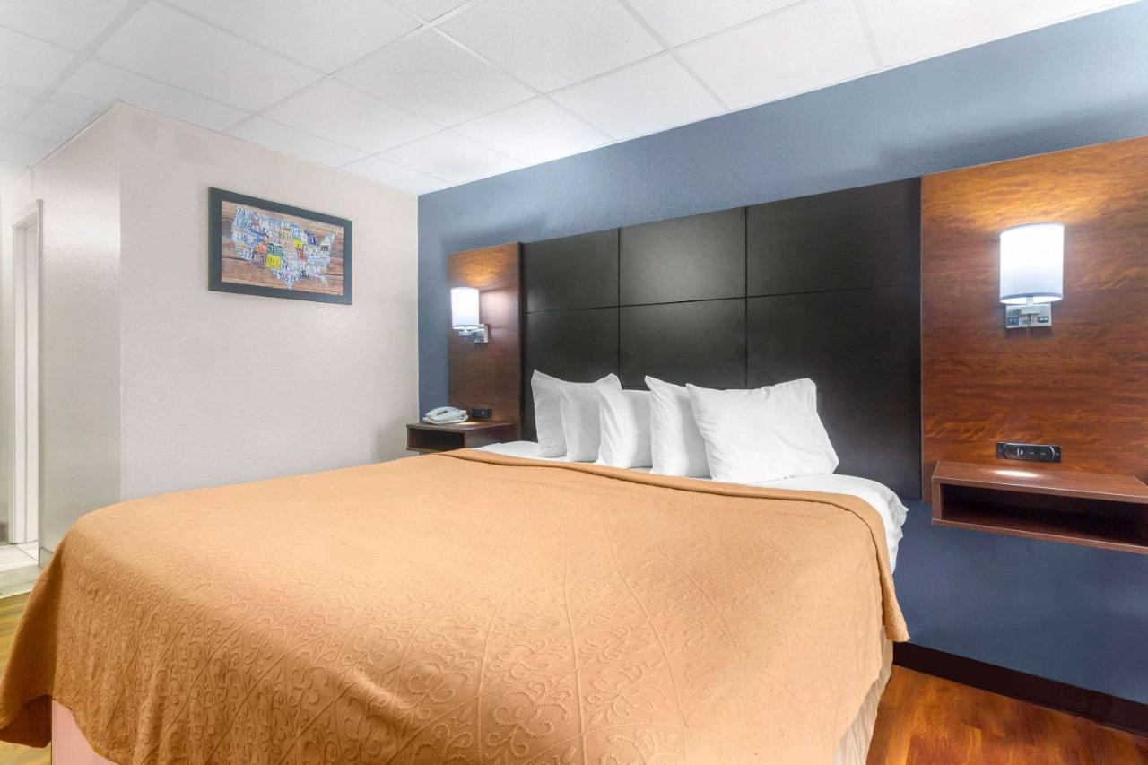 Econo & At The Convention Center Hotel 2*