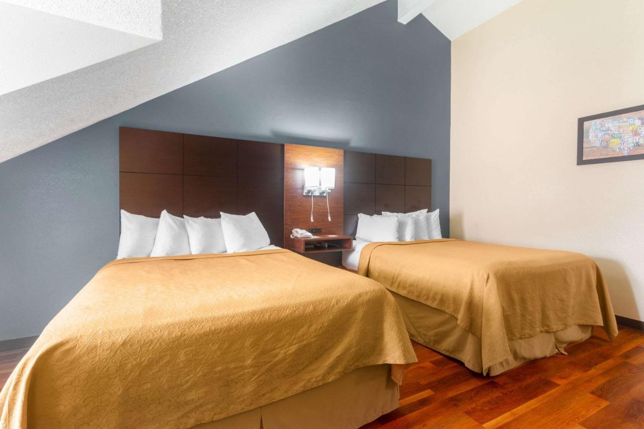 Hotel Econo & At The Convention Center 2*