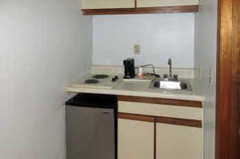 Hotel Econo & At The Convention Center 2*